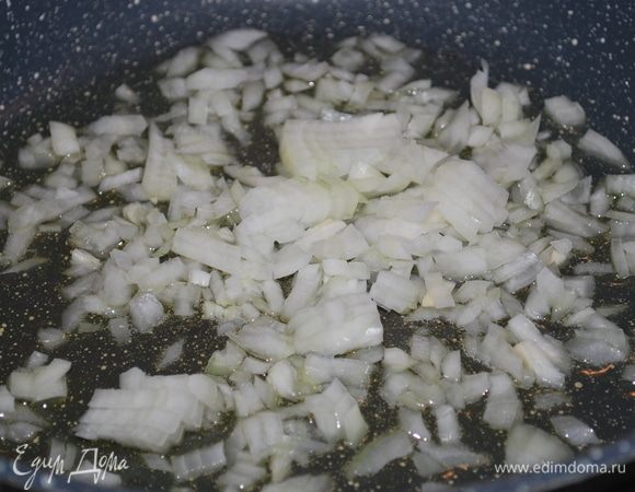 Нагреем сковороду и обжарим лук на оливковом масле в течение 5–7 минут.