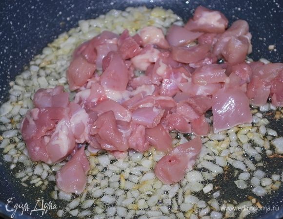 Добавим куриное мясо и обжарим в течение 7 минут.