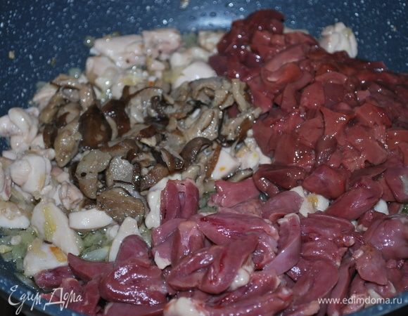 К обжаренной курице и луку добавим куриную печень, сердечки и белые грибы, обжарим все вместе в течение 4–5 минут.