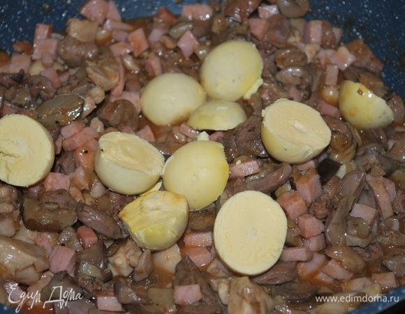 В самом конце добавить черный перец, яичные желтки и осторожно все перемешать.