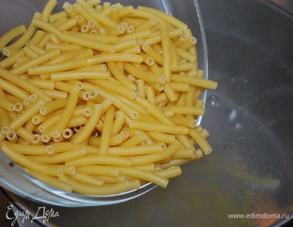 Отварить пасту в кипящей подсоленной воде до состояния аль денте. Откинуть на дуршлаг.