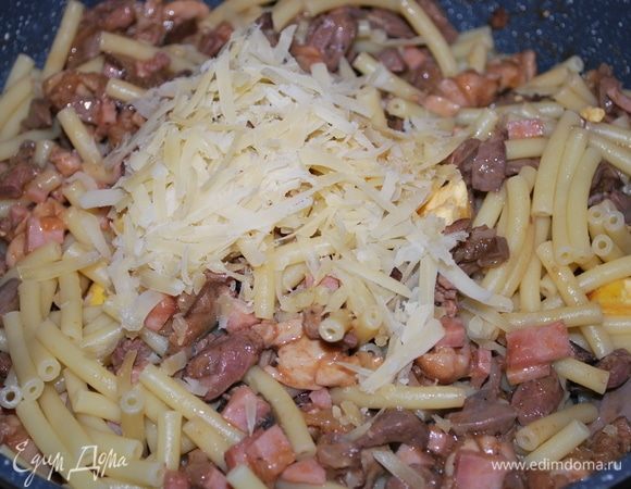 Перемешать пасту с начинкой и сыром (у меня твердый сыр наподобие пармезана).