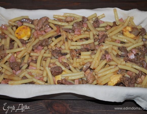 Форму смажем маслом, раскатаем слоеное тесто и выстелим им дно и стенки формы.Осторожно начинку переложить в форму для пирога.