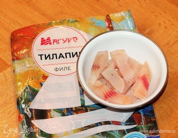 Филе тилапии ТМ «Магуро» заранее разморозить и нарезать кусочками. Проверяем, чтобы не было косточек.