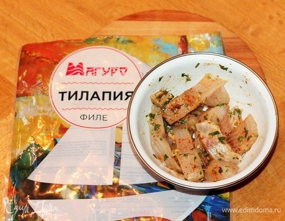 Заливаем рыбу 1/2 частью подготовленного маринада и перемешиваем. Ставим миску с рыбой в сторону мариноваться минут на 20–30.