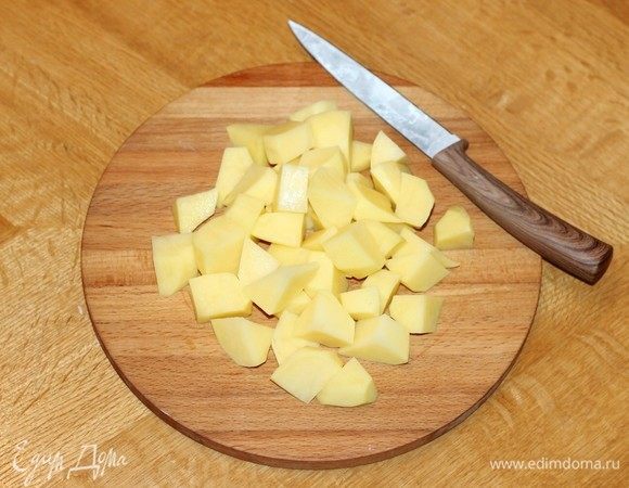 Тем временем очистим и нарежем крупными дольками картофель. Затем отварим в подсоленной воде до полуготовности. Отвар слить в отдельную посуду, картофель оставить.