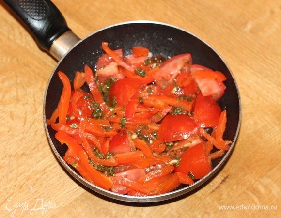 И подготовленный сладкий перец. Добавить вторую половину маринада, посолить, поперчить и тушить минуты 3. Снять сковороду с плиты и добавить картофельный отвар, перемешать.