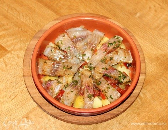 Затем разложить кусочки рыбы вместе с маринадом.