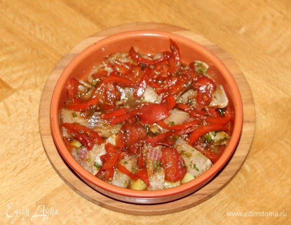 Сверху на кусочках рыбы распределяем овощи.