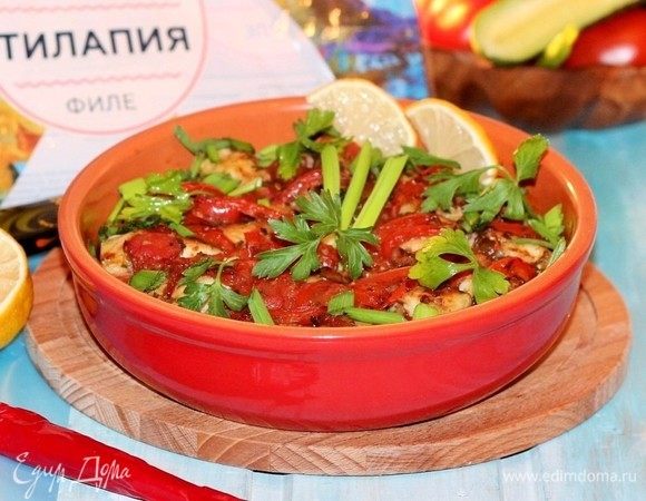 Тушить блюдо можно на плите под закрытой крышкой на среднем огне 15–20 минут. Или, как я, запекать в духовке. Я закрыла неплотно формочку фольгой и отправила в разогретую до 180°C духовку на 30 минут. Приятного аппетита!