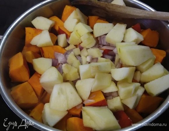 В глубокой кастрюле разогреть оба вида масла. Выложить нарезанные кубиком тыкву и очищенное яблоко, мелкорубленные лук и чеснок, нарезанный на кусочки имбирь. Обжарить в течение нескольких минут. Если у вас нет кокосового масла, используйте любое растительное и добавьте 20 г сливочного.