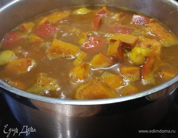 К овощам добавить порошок карри и кайенский перец, обжарить вместе в течение еще 1 минуты до появления стойкого аромата. Влить бульон или воду так, чтобы овощи были слегка покрыты жидкостью (как на фото). Варить на медленном огне до готовности тыквы.