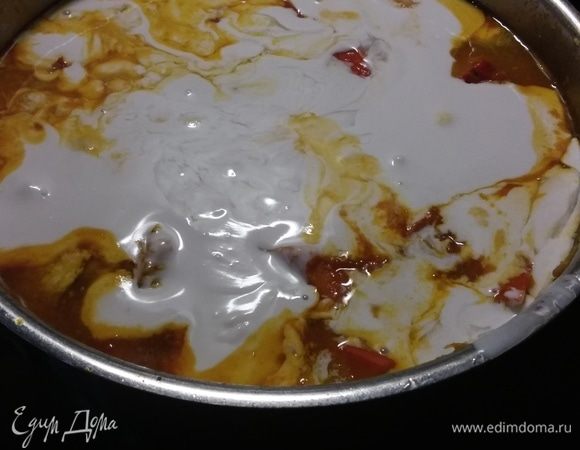 Когда тыква будет готова, влить кокосовое молоко и сливки. Жирность сливок в данном рецепте не имеет значения.