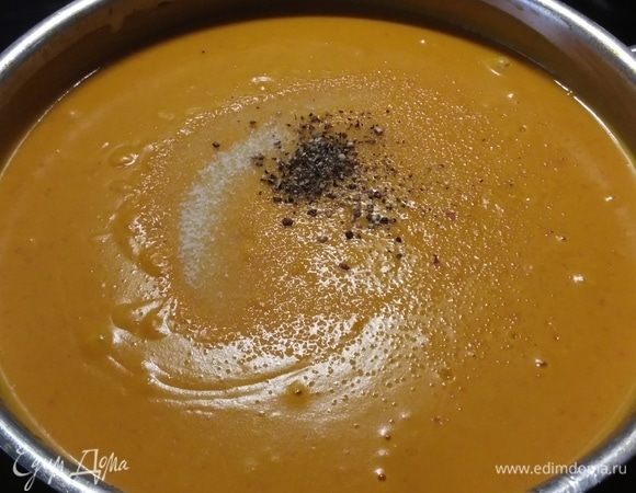 Пюрировать любым доступным для вас способом. Теперь вы можете добавить еще жидкости (бульон или воду) в зависимости от ваших предпочтений по густоте. Суп довести до вкуса — добавить соль и перец.