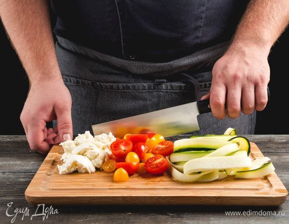 П<span>омидоры черри, моцареллу и цукини нарежьте.</span>