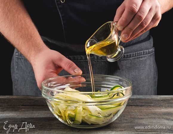 П<span>риправьте цуккини солью с перцем, полейте оливковым маслом, перемешайте. Оставьте мариноваться на 15 минут.</span>