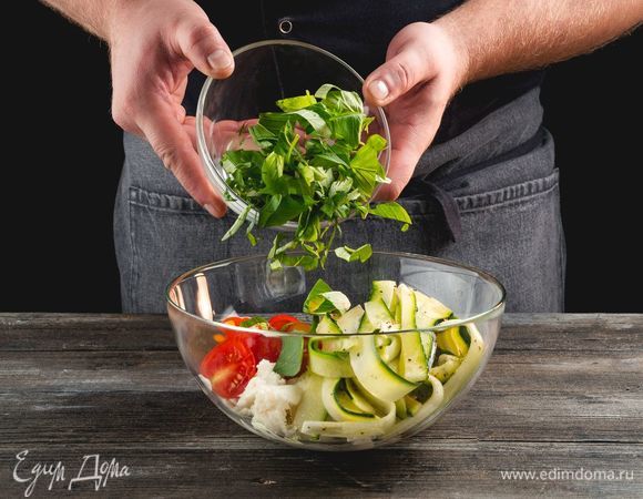 Соедините в салатнике маринованные цукини, томаты, моцареллу и базилик, заправьте все бальзамическим уксусом и перемешайте.