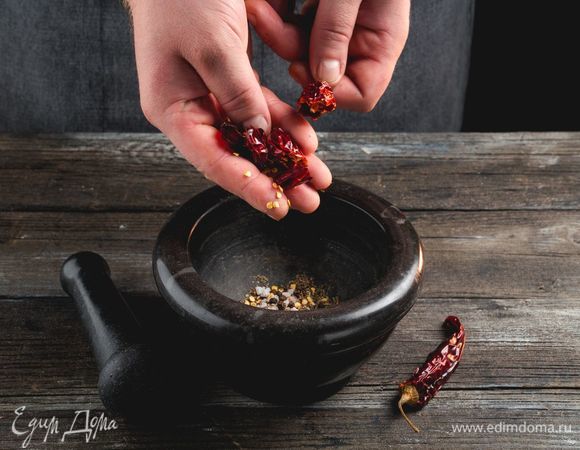 Измельчите специи в ступке пестиком.