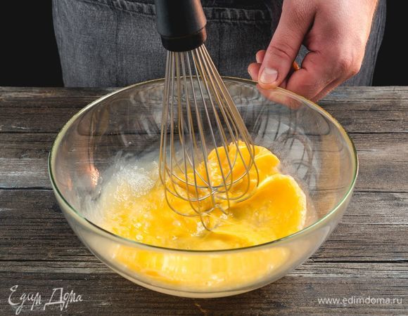 В глубокой миске взбейте венчиком яйца до однородной консистенции.
