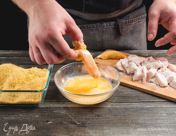 Кусочек куриного филе обваляйте в муке и стряхните остатки. Затем погрузите его в яичный кляр и обмакните со всех сторон. Далее густо обваляйте его в панировочных сухарях.