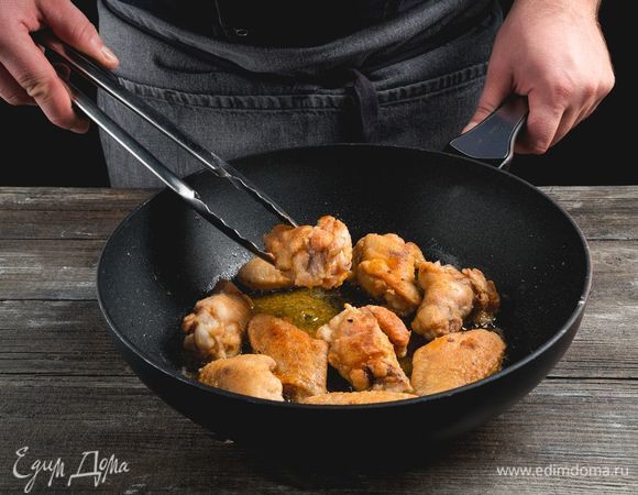 Разогрейте глубокую сковороду с растительным маслом и обжарьте крылышки в панировке со всех сторон до золотисто-коричневого цвета. Жарьте маленькими порциями по 10–15 минут.