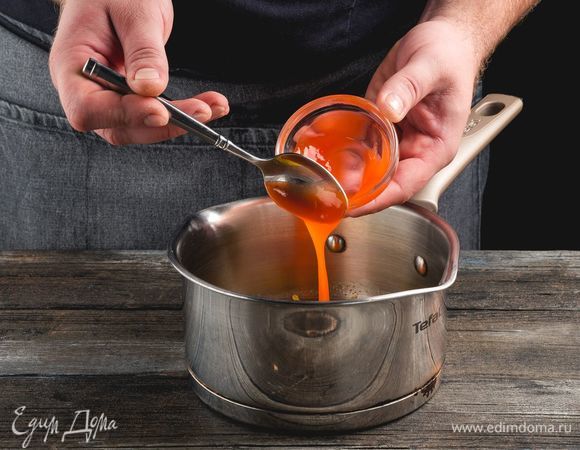 Смешайте сливочное масло, добавьте острый соус и чеснок.