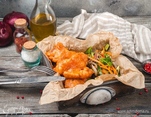 Готовые крылышки залейте томатным соусом. Дайте крылышкам настояться еще 5 минут, и можно подавать их к столу. Они станут хорошим дополнением к крафтовому пиву American chicks ТМ «ЛЭП». Приятного аппетита и хорошего вечера!