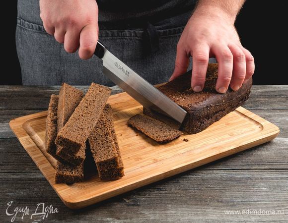 Возьмите буханку бородинского хлеба, лучше всего вчерашнего, срежьте все корочки, чтобы остался один мякиш. Нарежьте мякиш тостами толщиной 2 см, каждый разрежьте на 3–4 брусочка.