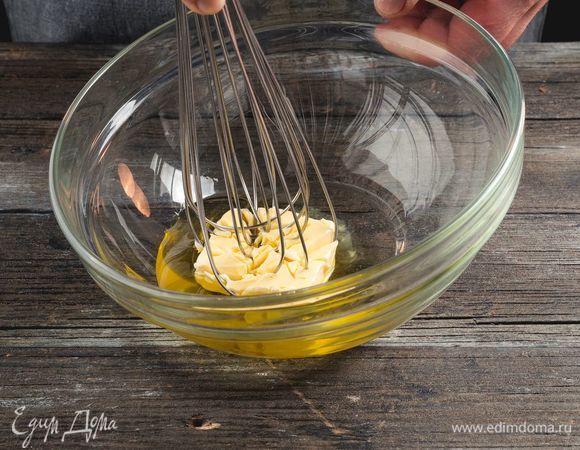 Смешайте размягченное сливочное и растительное масла.