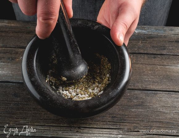 Пропустите через пресс чеснок, разомните пестиком с солью и прованскими травами. Соедините смесь с маслом.