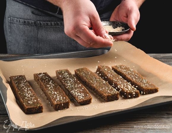Посыпьте гренки кунжутом и выпекайте при температуре 180°C в течение 10–15 минут.