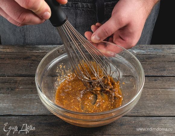 Смешайте оливковое масло с горчицей, соком и тертой цедрой лимона.