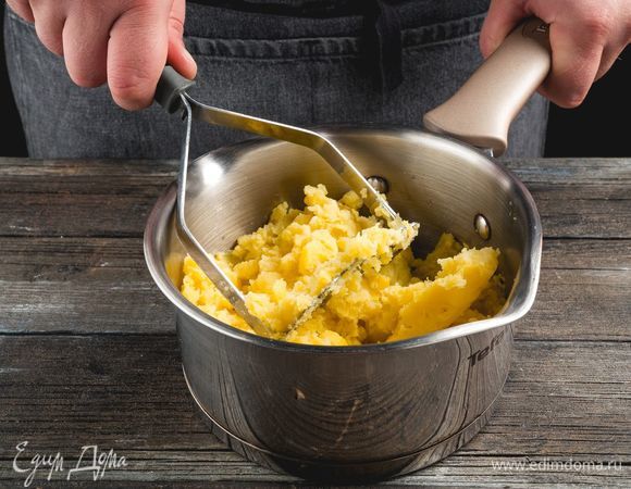 О<span>тварите очищенные картофелины. Разомните толкушкой.</span>