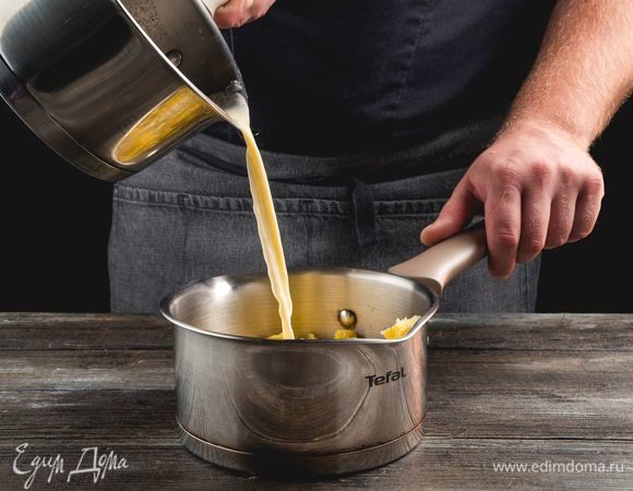 Д<span>обавьте теплое молоко со сливочным маслом, положите соль и мускатный орех. Взбейте массу миксером.</span>