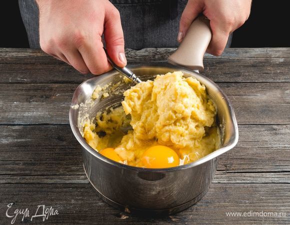 Д<span>обавьте яйцо в картофельное пюре.</span>