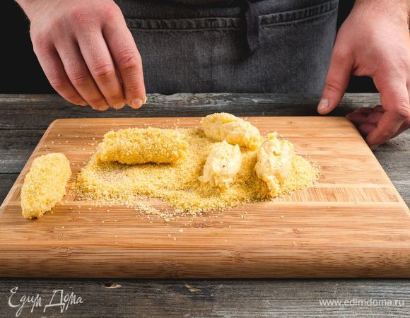 Влажными руками лепите одинаковые аккуратные шарики и обваливайте в сухарях.