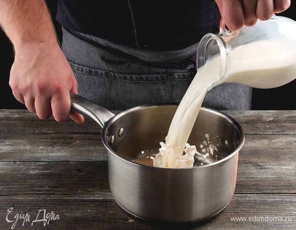 Добавьте к желткам с сахаром молоко, перемешайте и поставьте на средний огонь. Непрерывно помешивая массу, доведите до кипения. Уменьшите огонь до минимума и томите молочно-яичную массу 20–25 минут, пока она не приобретет консистенцию сгущенки. Затем хорошо ее остудите.