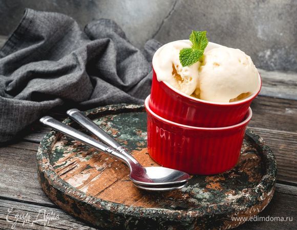 Оставьте мороженое «созревать» в морозилке на 5–6 часов. Удивительно, но мороженое прекрасно сочетается с темным пивом, например с крафтовым пивом Black gun ТМ «ЛЭП». Попробуйте и насладитесь!