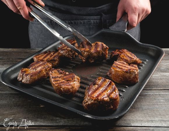 Выложите свинину в сковороду-гриль с разогретым растительным маслом, обжарьте до румяного цвета и переложите в тарелку.