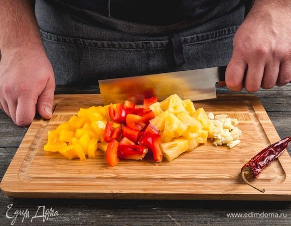 Нарежьте чеснок, перцы, ананасы, чили.