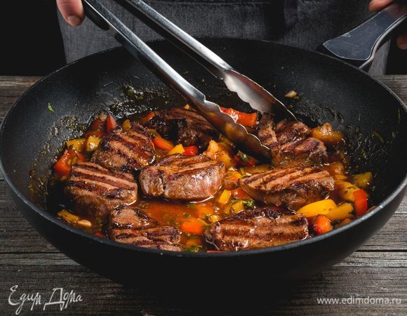 Кусочки свинины положите в сковороду и пассеруйте вместе с овощами.