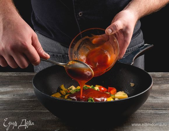 Залейте кисло-сладким соусом.