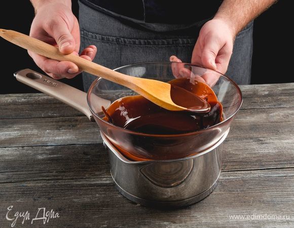 Растопите на водяной бане шоколад и сливочное масло.