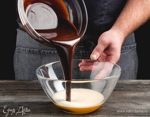 Тщательно взбейте венчиком яйца и введите к ним шоколадную смесь.