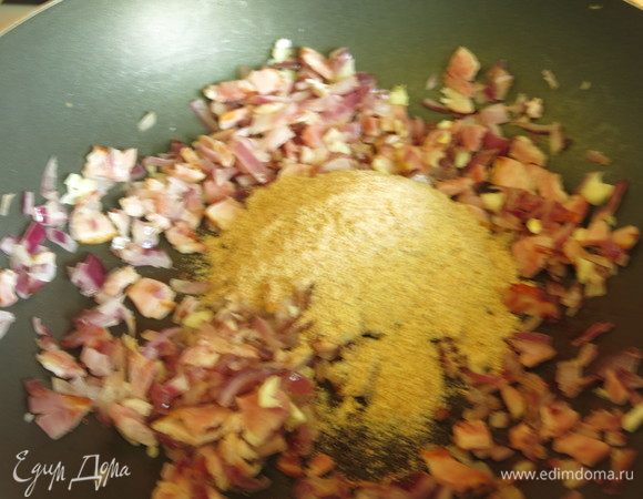 Насыпаем сухари, вливаем масло, перемешиваем. Аромат — песня!