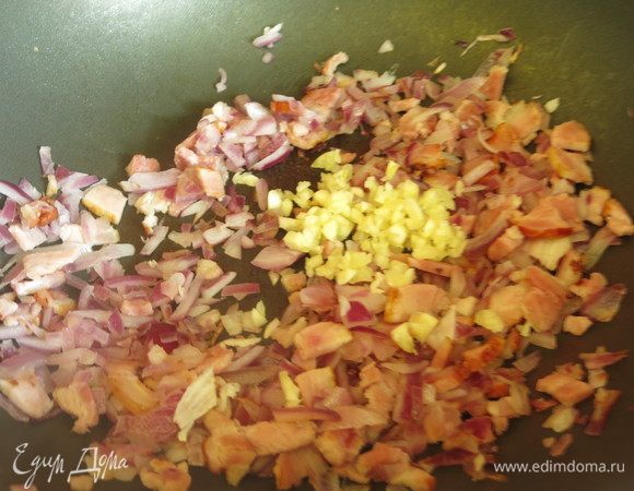 Добавляем лук, прожариваем до золотистого цвета. Кладем чеснок.