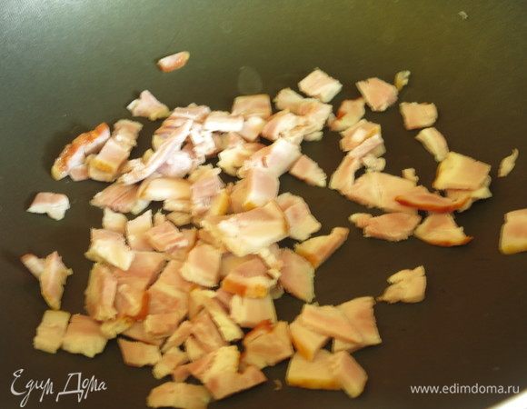 Разогреваем сковородку, прогреваем бекон.