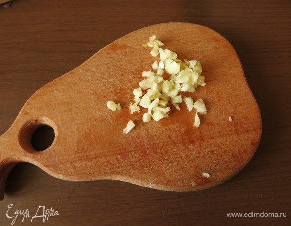 Нарезаем чеснок, лук, зелень.