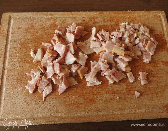 С бекона срезаем 4 полоски, остальной нарезаем небольшими кусочками.
