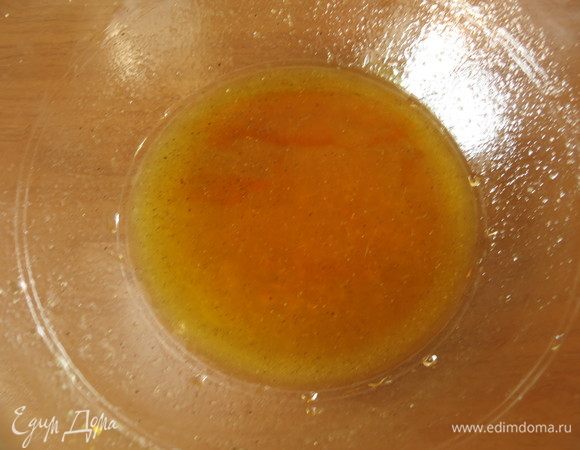 Соединяем джем и виски.